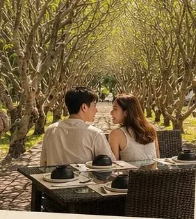โต๊ะอาหารใต้แนวต้นไม้ร่มรื่นในสวน