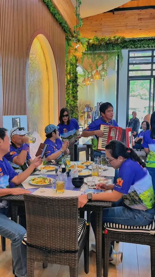 ลูกค้ากลุ่มใหญ่รับประทานอาหารในร้าน พร้อมดนตรี